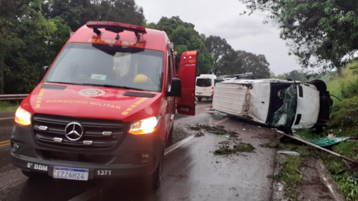 Van De Prefeitura Tomba Em Rodovia