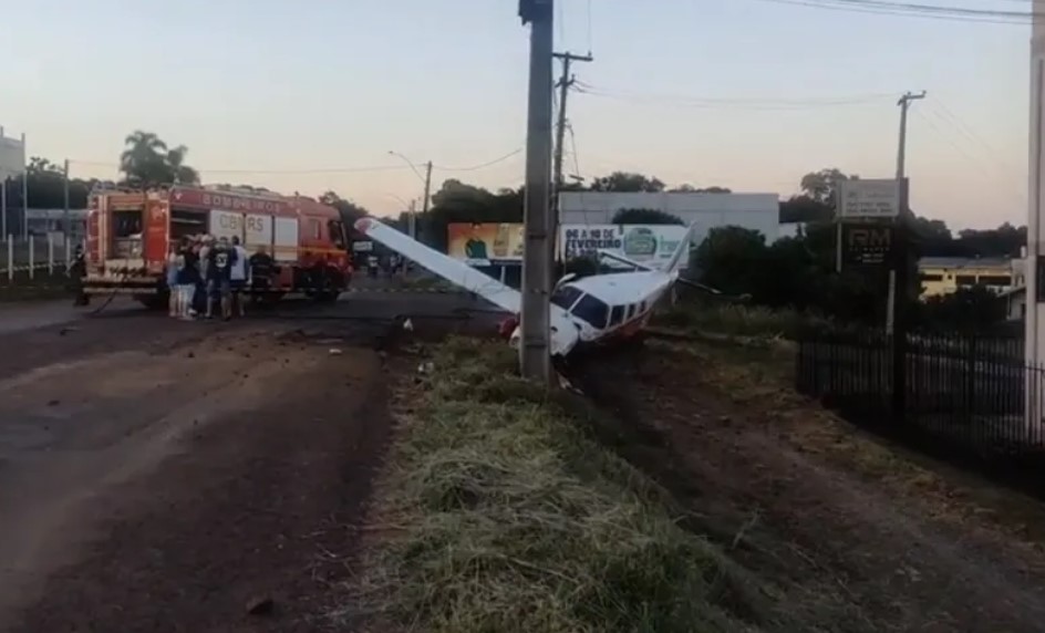 Avião pequeno cai próximo ao aeroporto de Erechim (RS) #shorts 